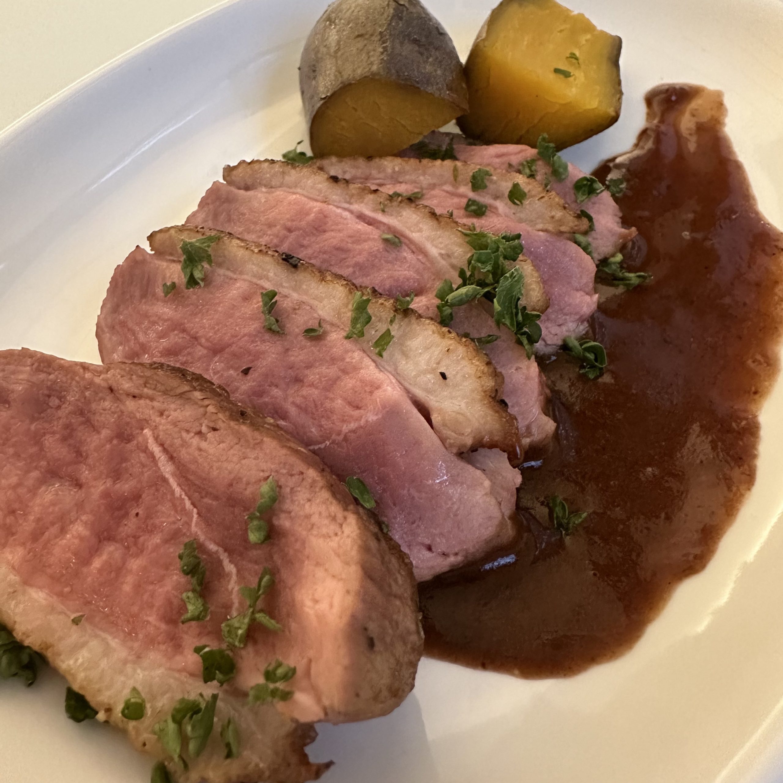 - 12月の旬菜 -<br />
鴨胸肉のロースト<br />
ソースポワブラード